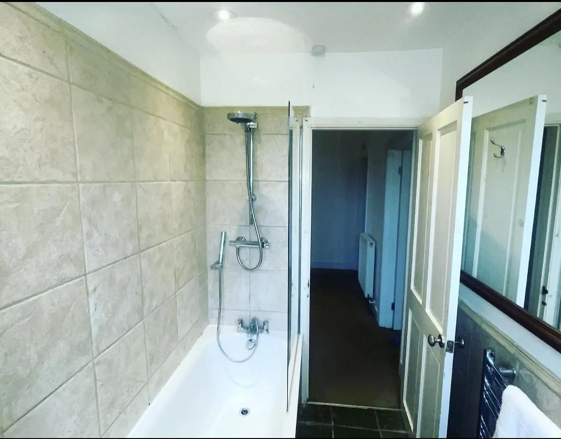 Luxury 1-Bed Apartment With Stunning City Views Perfect For Short Stays In London