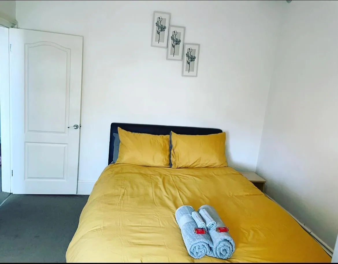 Luxury 1-Bed Apartment With Stunning City Views Perfect For Short Stays In London